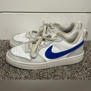 Nike Big Kids White, Gray, and Blue Sneakers Size 3.5Y
